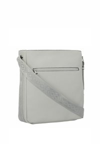 Borsa a spalla grigia realizzata in materiale testurizzato con una tracolla decorata, dotata di una tasca frontale con zip e una forma strutturata.