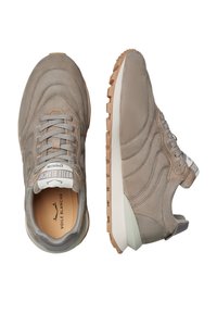 Sneaker in suede grigio con design wave testurizzato, lacci grigio chiaro e suola in gomma beige a contrasto. Presenta etichetta brandizzata e collo imbottito.