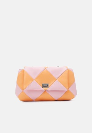 Sac à main matelassé rectangulaire avec un motif en losanges alternant des segments pastel orange et rose, équipé d'un fermoir rectangulaire argenté.