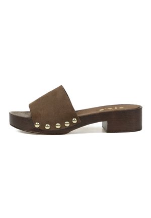 Sandalia mule de ante marrón con puntera abierta, tacón de plataforma de madera y tachuelas redondas doradas a lo largo del lateral.
