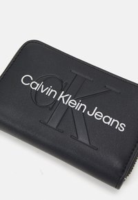 Calvin Klein Jeans SCULPTED ZIP AROUND - Novčanik - fashion black