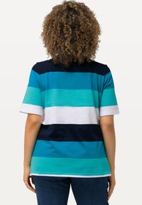Kortærmet t-shirt med vandrette striber i teal, hvid og marineblå, som har en blød tekstur og en afslappet pasform.