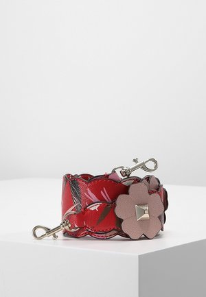 Rød håndtaske med blomsterprint og pink blomst detaljer samt sølvspænder i begge ender, vist på hvid overflade.