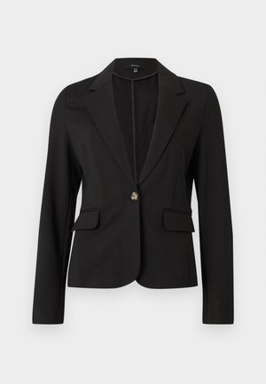 Zwarte op maat gemaakte blazer met inkeping revers, enkele voorste knoop en twee klepzakken, weergegeven op een effen lichte achtergrond.