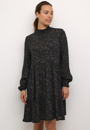 Blumendruckkleid in dunkelblau mit hellblauen und goldenen Akzenten. Es hat lange Ärmel, einen hohen Kragen und eine ausgestellte Silhouette.