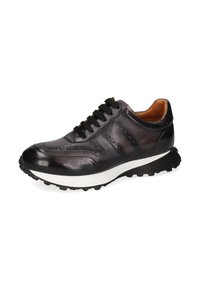 Czarne skórzane sneakersy z okrągłym noskiem, perforowanymi detalami, czarnymi sznurowadłami i kontrastującą białą podeszwą środkową. Tekstrowana czarna gumowa podeszwa.
