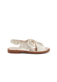 Sandali metallici dorati con cinturini incrociati, un accentuato in metallo dorato circolare e una suola in legno marrone. Incluso cinturino regolabile alla caviglia.