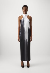 Halterneck, mouwloze jurk in zwart en wit, met een vervagende penseelstrekenontwerp. Vloerlengte, zachte stof met een aansluitend silhouet.