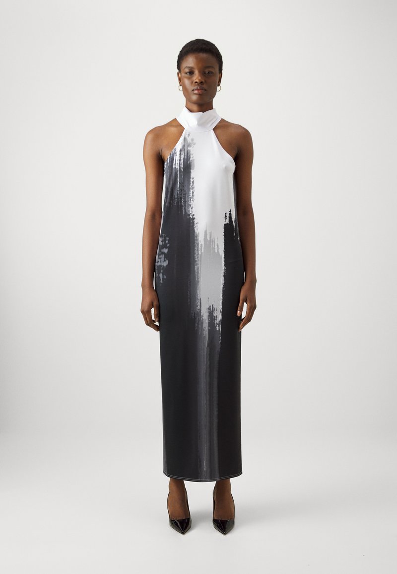 Halterneck, mouwloze jurk in zwart en wit, met een vervagende penseelstrekenontwerp. Vloerlengte, zachte stof met een aansluitend silhouet.