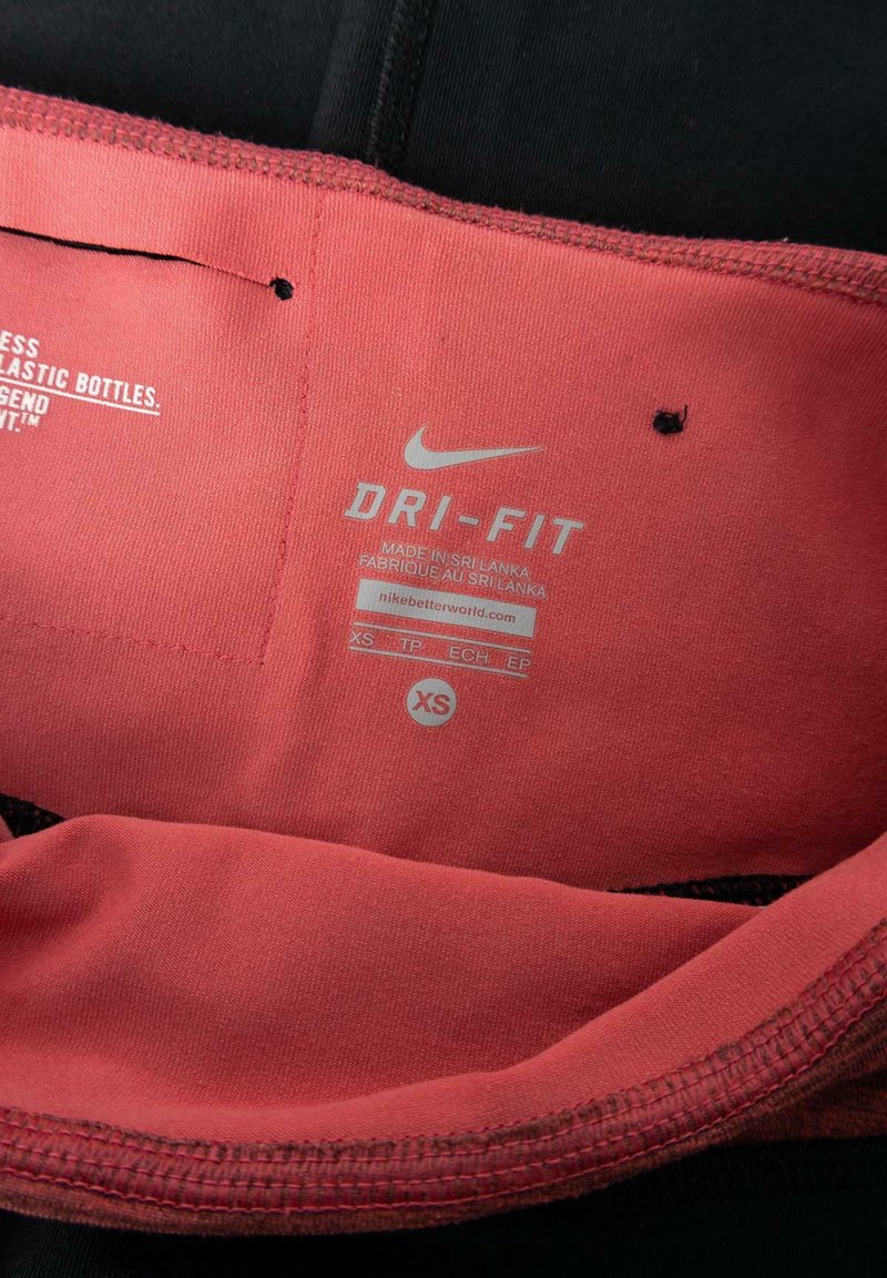 behindert . Vorurteil nike made in cambodia original Umarmung Campus Bad