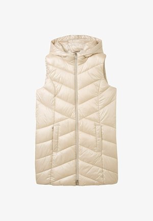Gilet matelassé sans manches en beige clair avec fermeture éclair sur le devant, capuche et motif en chevrons ; il possède deux poches avant.