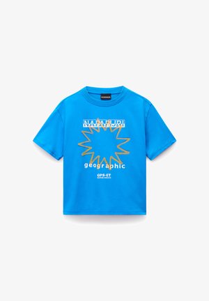 Camiseta de algodón azul con cuello redondo. Presenta un estampado gráfico con un diseño de estallido solar en dorado, texto en blanco y un dobladillo recto.