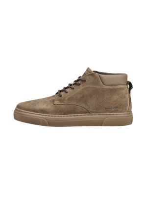 Zapatilla marrón de ante hasta el tobillo con cordones negros, cuello beige acolchado y suela de goma, vista desde el lado exterior.