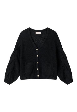 Cardigan noir en maille avec col en V, manches longues texturées, cinq boutons à l'avant et deux poches avant.
