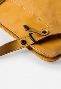 Aunts & Uncles MRS CRUMBLE COOKIE - Rugzak - satin brass