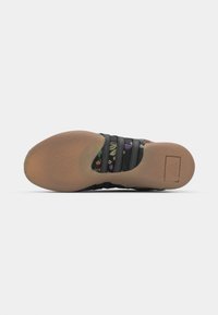 adidas Originals TAEKWONDO MEI - Mokasīni - core black/gold metallic