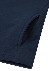 Tessuto in pile blu navy con una texture liscia; presenta un'apertura per tasca laterale e un orlo rifinito in modo pulito. Progettato per comfort e calore.