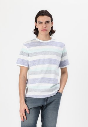 Camiseta de manga corta con rayas horizontales en azul claro, gris y blanco. Cuello redondo, textura suave, corte informal. Llevada con jeans azules.