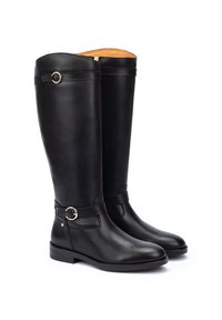 Botas negras de cuero hasta la rodilla con textura suave, acentos de hardware redondeados y un discreto detalle de correa en el tobillo. Diseño elegante y estructurado.