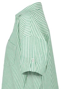 Camisa de manga corta a rayas verdes y blancas con un botón en el puño, que cuenta con un bolsillo en el pecho izquierdo y un cuello puntiagudo.
