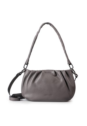 Borsa in pelle grigia con design arricciato, manico superiore e tracolla regolabile. Presenta una texture liscia e un branding minimo.