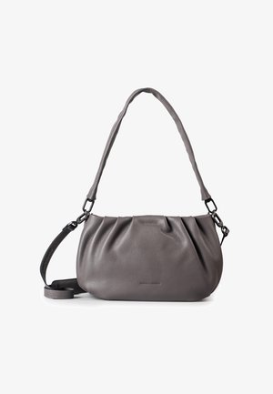 Graue Lederhandtasche mit gerafftem Design, Tragegriff und verstellbarem Schulterriemen. Sie verfügt über eine glatte Textur und minimale Markenkennzeichnung.