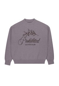 Grauer Sweatshirt mit geripptem Kragen und Bündchen, ausgestattet mit einem dunkelbraunen Grafikdruck von Blättern und den Worten "Verboten 10119 Berlin."