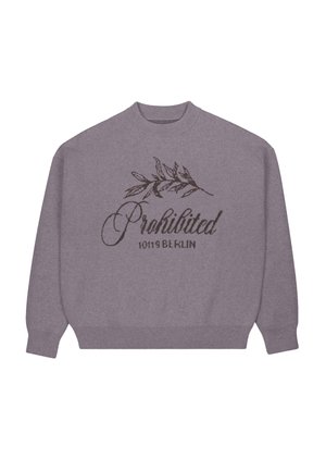 Hallitus hallookere ja käe otsa suulaoga hall särk, millel on tumepruun grafikapilt lehtedest ja tekst "Keelatud 10119 Berliin".