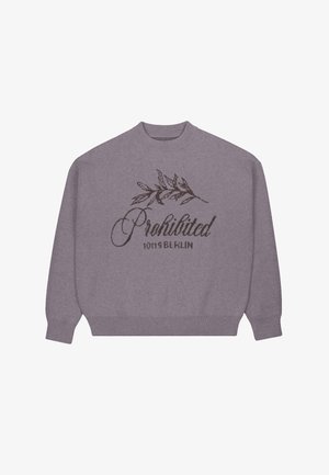 Hallitus hallookere ja käe otsa suulaoga hall särk, millel on tumepruun grafikapilt lehtedest ja tekst "Keelatud 10119 Berliin".