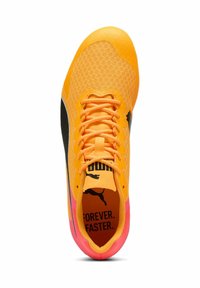 Idrottssko med en ljus orange nätovandel, svarta sidodetaljer, rosa häl och platta snören. Texten inuti säger "FOREVER. FASTER."