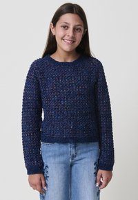Maglione lavorato a maglia blu navy con pattern testurizzati, maniche lunghe e scollatura rotonda. Presenta delle sfumature multicolori in tutto il tessuto.