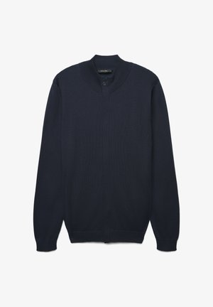 Marineblauer Cardigan aus weichem Strickstoff, mit hohem Kragen, Knopfverschluss und gerippten Bündchen sowie Saum. Einfaches Design ohne Verzierungen.