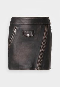 Svart skinn mini kjol med en figursydd design, diagonala dragkedjedetaljer, en liten framficka och metallknäppningar.