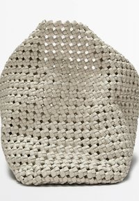 Geweven beige tas met een gestructureerd oppervlak, met een zachte, afgeronde vorm en een onderscheidend patroon van met elkaar verweven banden.
