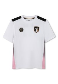 Camiseta atlética blanca con acentos negros en los hombros y paneles laterales en degradado de rosa. Presenta dos parches decorativos en la parte delantera.