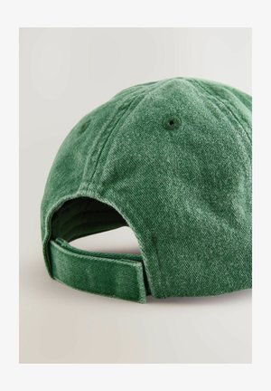 Roheline riidest pesapallikiiver tekstuurse viimistlusega, kumer visor ja reguleeritav rihm. Omab ventilatsiooniauke ja õmblusaktsente.