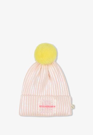 Rosa gerippte Strickmütze mit einem gelben Kunstfell-Pompon und einem glänzenden "BILLIEBLUSH"-Etikett am Bund. Weicher Stoff, warmes Design.