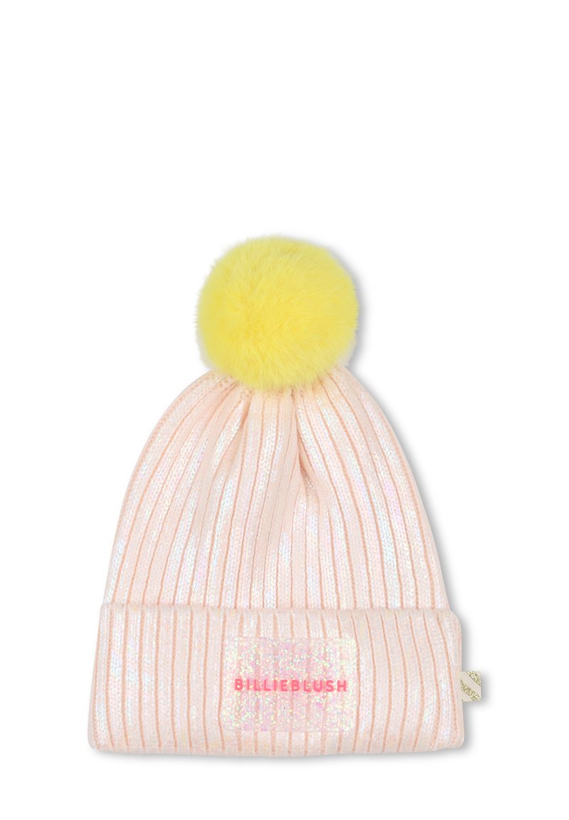 Rosa ribbet strikket lue med en gul fuskepels pom-pom og en glinsende "BILLIEBLUSH" etikett på kanten. Myk tekstur, varmt design.
