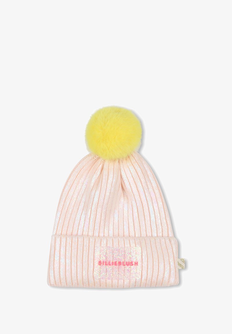 Gorro de malha canelada rosa com um pompom de pelúcia amarela e um rótulo brilhante "BILLIEBLUSH" na aba. Textura suave, design quente.