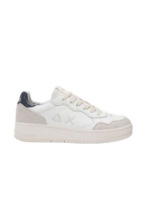 Sneakers bianchi in pelle con accenti in suede grigio, dettaglio del logo geometrico, lacci piatti e una suola in gomma spessa.