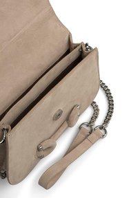 Beżowa skórzana torebka z łańcuchem, z dwoma przegrodami i metalowym zapięciem zatrzaskowym, gładka faktura, minimalne akcenty metalowe.