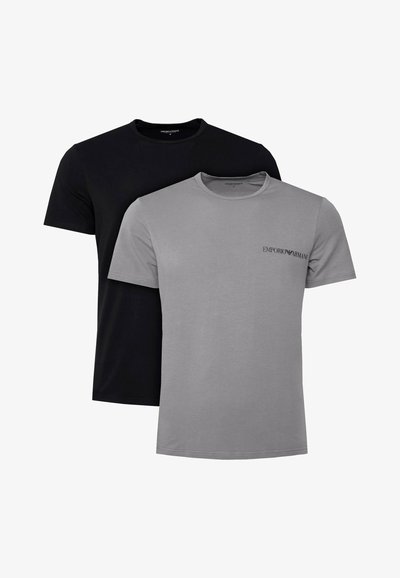 Deux t-shirts à manches courtes en coton noir et gris. Le t-shirt gris a un petit logo noir sur la poitrine. Les deux présentent un design à col rond.