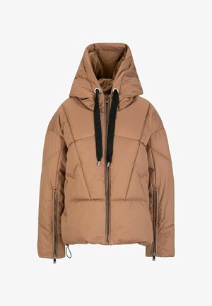 Bruine pufferjas met een capuchon, voorzien van ritszakken, elastische trekkoorden en een doorstikte structuur die textuur toevoegt.