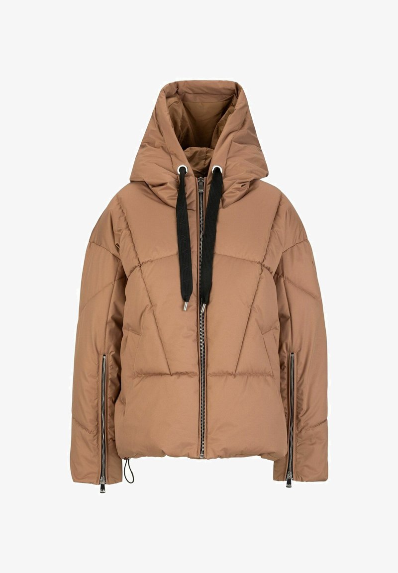 Brauner Daunenjacke mit Kapuze, ausgestattet mit Reißverschlusstaschen, elastischen Kordeln und einem gesteppten Design, das Textur verleiht.