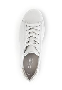 Hellgraue Sneaker aus glattem Leder mit flachen Schnürsenkeln, runder Zehenpartie und metallic Akzent an der Ferse. Weiches, minimalistisches Design.
