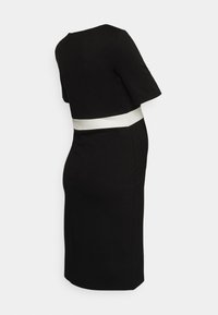 Vestido preto com uma silhueta ajustada, mangas curtas e um cinto branco a realçar a cintura. Tecido suave com um decote redondo padrão.