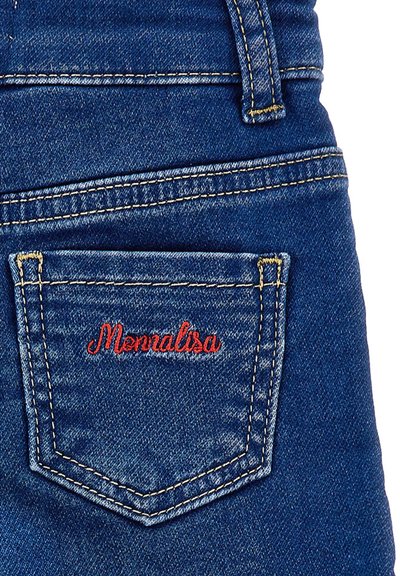 Jean en denim bleu avec une poche arrière brodée de texte rouge "Mennalisa". Surpiqûres jaunes autour de la poche et des bords.