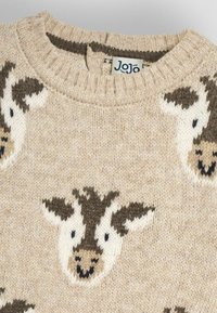 Beige gestrickter Pullover mit Kuhgesichtern in Dunkelbraun und Creme, rundem Halsauschnitt und einer weichen, strukturierten Oberfläche. Jojo-Markenlabel sichtbar.