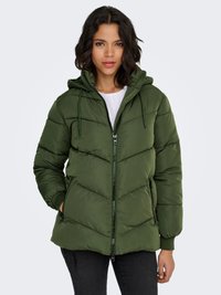 Žalia pūkinė striukė su gobtuvu, su užtrauktuku, elastiniais rankogaliais ir chevrono raštu. Medžiaga atrodo lygi ir izoliuota.