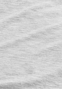 Tissu gris clair avec une texture douce, légèrement froissée et de fines fibres horizontales visibles partout.